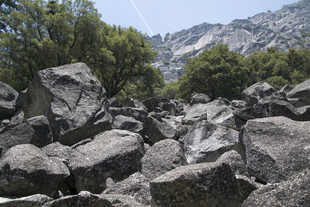山间乱石景观