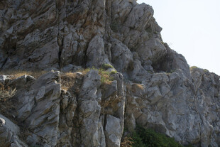 嶙峋陡峭的灰色岩石山峰