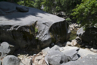 山间嶙峋巨石与绿植