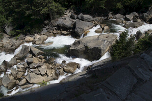 山间湍急溪流与嶙峋怪石