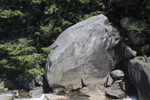 山林间的巨大岩石