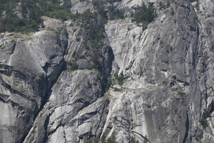 陡峭嶙峋的壮丽岩石景观