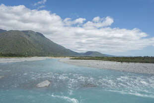 美丽清澈的河谷山水风光