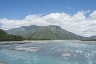 青山碧水间的澄澈河流