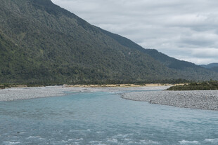 山间清澈河流风景
