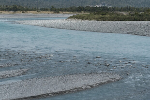 清澈河流与岸边沙石景观