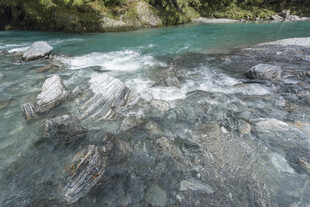 清澈溪流中的嶙峋石块
