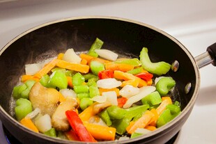 锅中多彩蔬菜正在翻炒