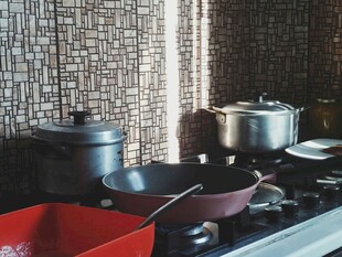 厨房灶台的多样烹饪器具