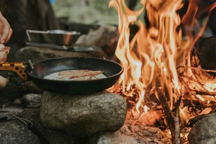 户外篝火烹饪场景