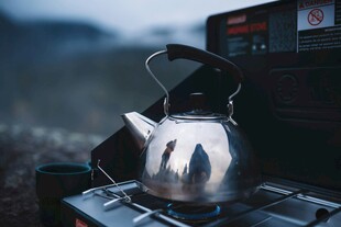 户外露营中的银色烧水壶