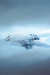 云海中的巍峨雪山