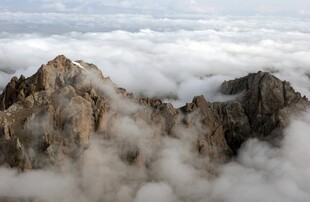 云海中的巍峨山峰