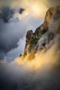 云雾缭绕中的壮丽山峰