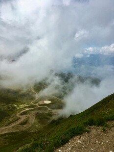 山间云雾缭绕的壮美景色