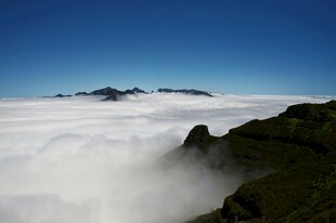 云海中的山巅壮丽景观
