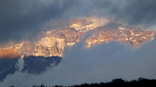 山间暮色中的璀璨城镇