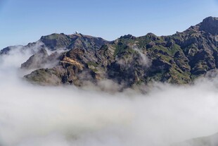 云雾缭绕的壮美山峦