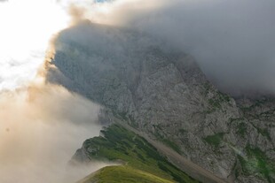 云雾缭绕的壮美山峰
