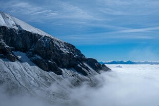 雪山云海壮丽景观