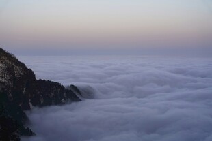 高山云海壮丽景观