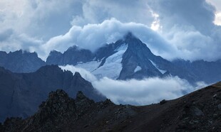云雾缭绕的巍峨雪山