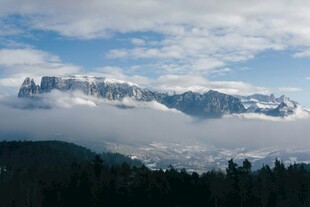 云雾缭绕的壮丽雪山景观