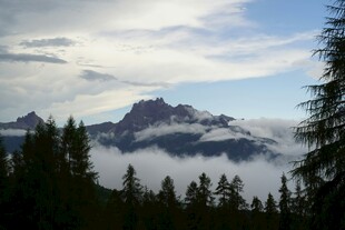 云雾缭绕的壮美山峦景色