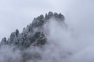 云雾缭绕的冰雪山峰