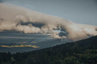 山间云雾缭绕的壮美景色
