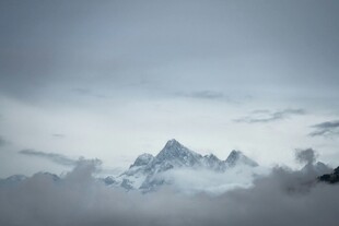 云雾缭绕中的巍峨雪山