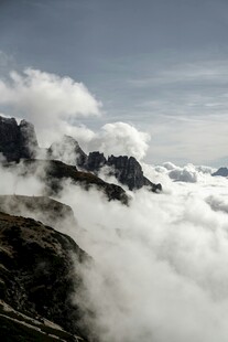 云海中的巍峨山峦