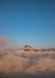 云海之上的孤峰奇观
