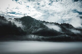 云雾缭绕的山水景致