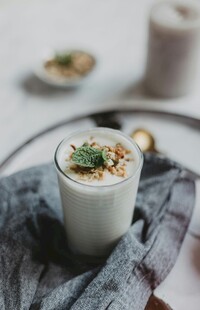 精致奶昔配坚果与绿植