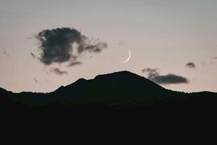 黄昏山峦与云的静谧景致