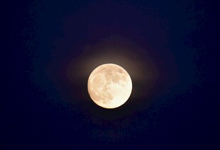 夜空中的明亮满月