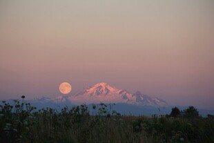 夕阳下的雪山与初升明月