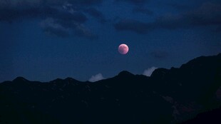 夜幕下的山间红月