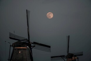 月夜下的古老风车