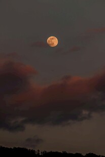 黄昏时的明月与云彩