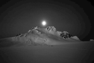 雪山上的明亮月光