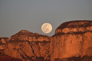 月夜下的壮丽红岩景观