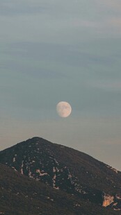 山巅之上的皎洁明月