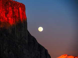 夕阳下山峰与明月美景