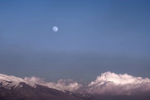 雪山之上的明月