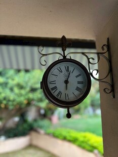 复古铁艺挂钟装点户外空间