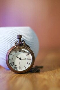 复古怀表置于浅色物件旁