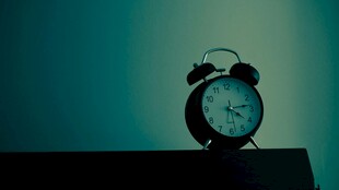 复古闹钟置于深色背景