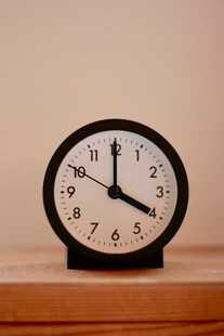 复古闹钟置于木质台面上